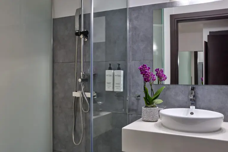 BREEZE_Standard Room_3_Bathroom_Dimitris Chachlas