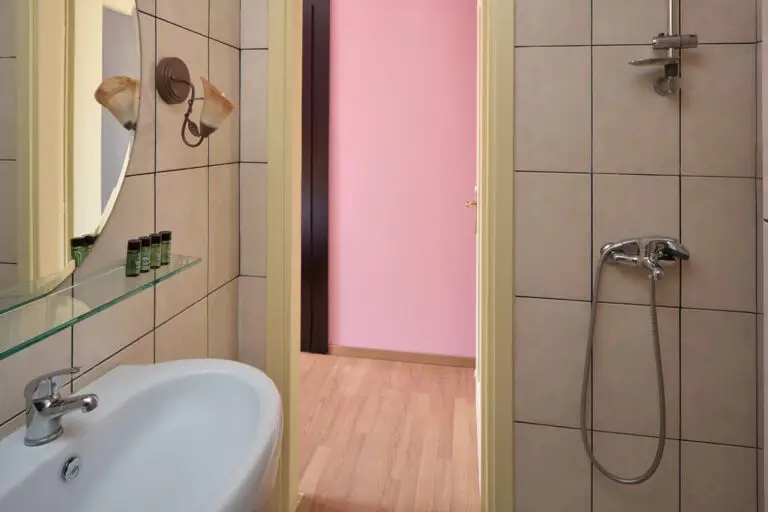 Delphi_Standard-Room_Bathroom_Dimitris-Chachlas-scaled.jpg